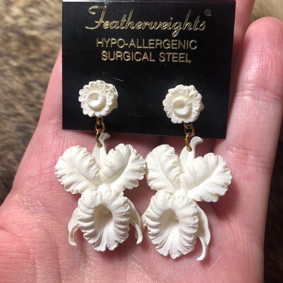 Featherweights white resin Iris earrings and necklace set - Picture 1 of 4